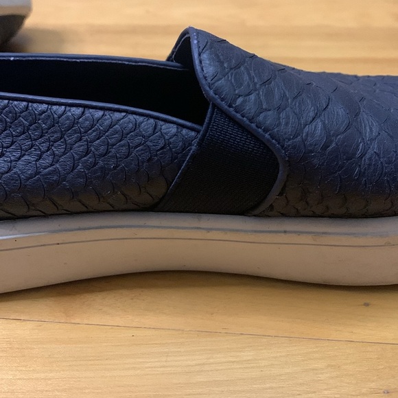 Vince Blair Navy Python Sneakers Women's 7/37.5 Slip On Round Toe Platform GUC - Picture 8 of 11